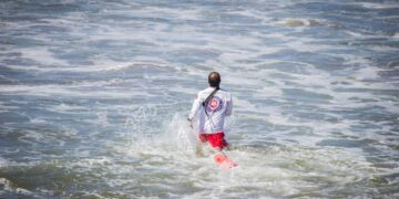 Salvavidas ponen a salvo a menores en zona de playa riesgosa  de Mazatlán