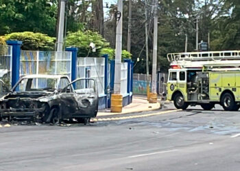 Camioneta queda reducida a chatarra tras incendiarse cerca de la Torre Académica en Culiacán