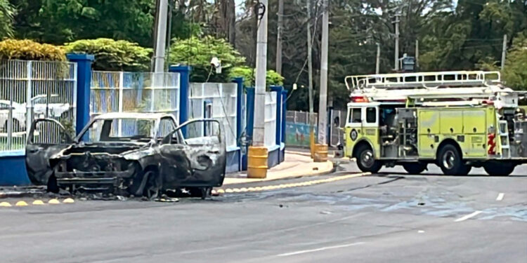 Camioneta queda reducida a chatarra tras incendiarse cerca de la Torre Académica en Culiacán