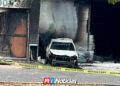Incendian vehículo tras impactarlo contra una vulcanizadora en Pradera Dorada