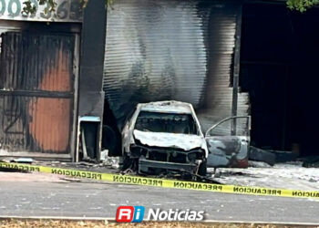 Incendian vehículo tras impactarlo contra una vulcanizadora en Pradera Dorada