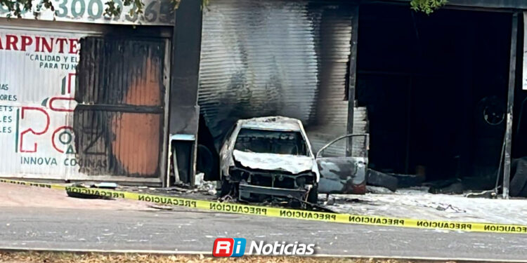 Incendian vehículo tras impactarlo contra una vulcanizadora en Pradera Dorada