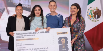 Presidenta Claudia Sheinbaum entrega boletos del Mundial 2026 a jóvenes ganadoras de concurso nacional