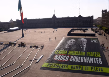 Activistas colocan lona en el Zócalo contra Sheinbaum y Rocha Moya; acusan “pacto de impunidad”
