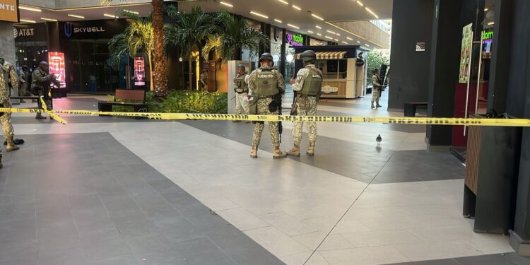 Tres personas mueren tras balacera en plaza Cuatro Ríos en Culiacán