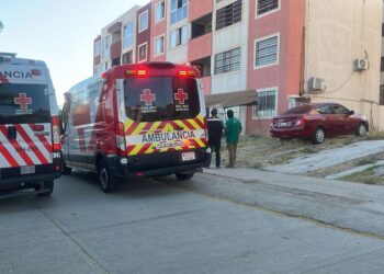 Incendio en departamento moviliza a cuerpos de emergencia; cinco personas fueron atendidas