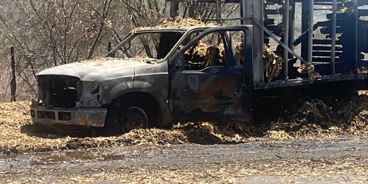 Camioneta cargada con pacas para ganado se incendia en carretera a Sanalona