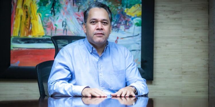 Enrique Díaz Vega se entrega a autoridades de EU; suman dos exfuncionarios de Sinaloa bajo investigación