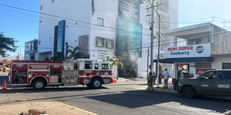 Atacan clínica en la Miguel Hidalgo; hombres armados disparan e incendian parte del inmueble en Culiacán