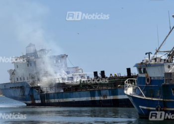 Fuerte incendio de barcaza tanque moviliza a unidades de emergencia en Mazatlán