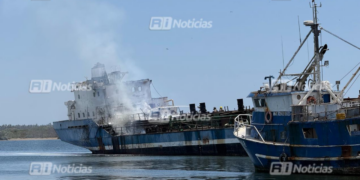 Fuerte incendio de barcaza tanque moviliza a unidades de emergencia en Mazatlán