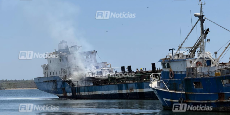 Fuerte incendio de barcaza tanque moviliza a unidades de emergencia en Mazatlán