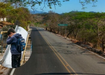 Abandonan a dos hermanitos en carretera; les vendaron los ojos para engañarlos