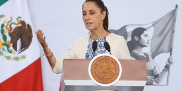 “Quienes creen que la presidenta se arrodilla están destinados a la derrota”; Sheinbaum responde a la oposición