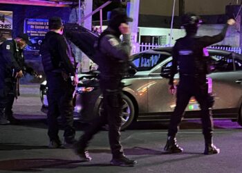 Jóvenes sobreviven a balacera tras quedar atrapados en plena avenida