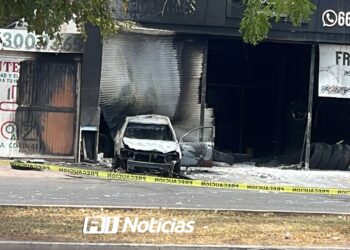 Civiles incendian vehículo tras atacar vulcanizadora en Pradera Dorada