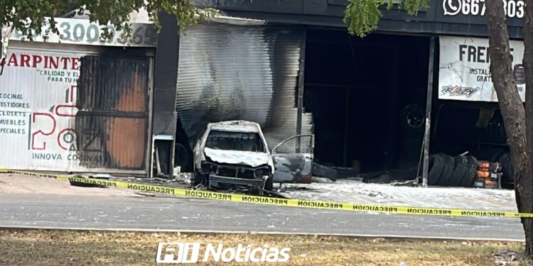 Civiles incendian vehículo tras atacar vulcanizadora en Pradera Dorada
