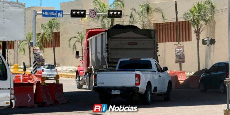 Caos y peligro en el Paso Superior Norte: Ciudadanos exigen orden para evitar tragedias