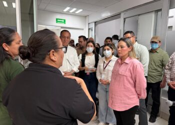 Yeraldine Bonilla sostiene acercamiento con familiares de víctimas de incendio en Los Mochis