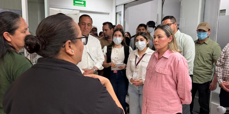 Yeraldine Bonilla sostiene acercamiento con familiares de víctimas de incendio en Los Mochis