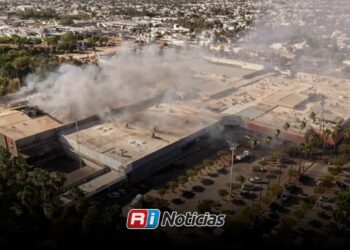 Incendio en Los Mochis deja 4 personas en estado crítico e intoxica a 75 en plaza comercial