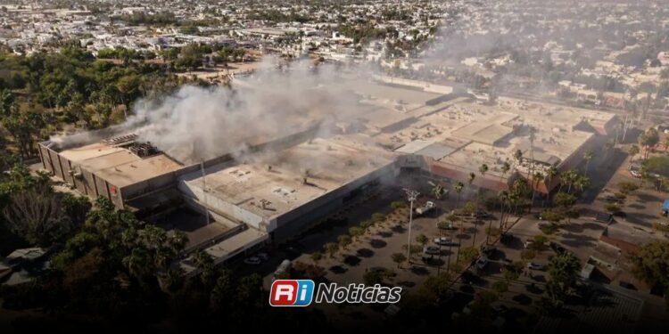 Incendio en Los Mochis deja 4 personas en estado crítico e intoxica a 75 en plaza comercial