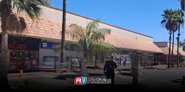 Tras 15 horas de labores, sofocan incendio en Plaza Fiesta de Los Mochis