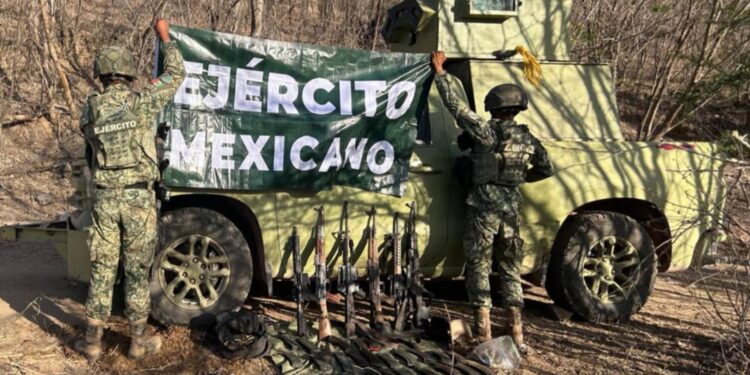 Ejército asegura “monstruo” blindado y arsenal en la sierra de Cosalá