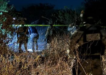 Localizan a un hombre asesinado y esposado cerca del panteón Santa María, en Culiacán