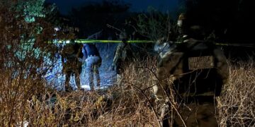 Localizan a un hombre asesinado y esposado cerca del panteón Santa María, en Culiacán