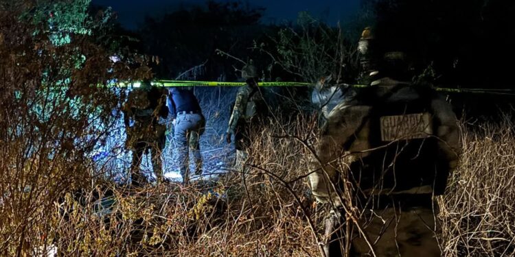 Localizan a un hombre asesinado y esposado cerca del panteón Santa María, en Culiacán