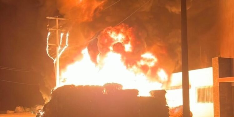 Incendio consume bodega de reciclaje y fabricación de plásticos al norte de Culiacán