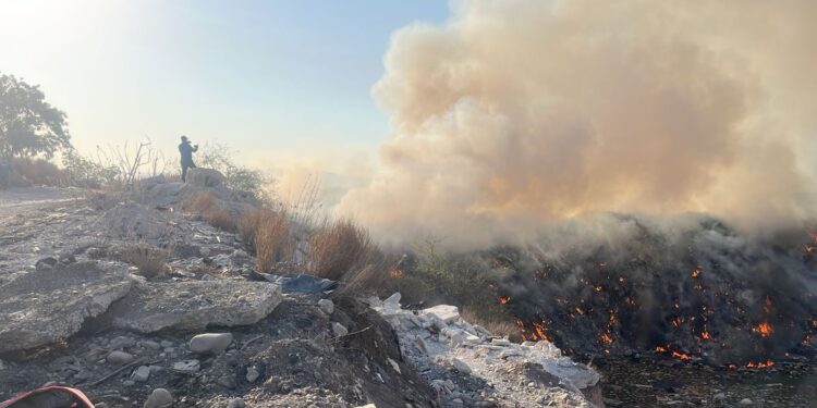 Incendio consume parte del relleno sanitario Piggy Back, ubicado al sur de Culiacán