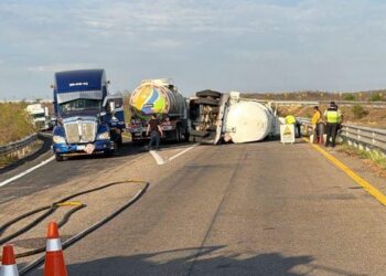 Cierran maxi-pista Mazatlán-Durango tras volcadura de pipa cargada de combustible