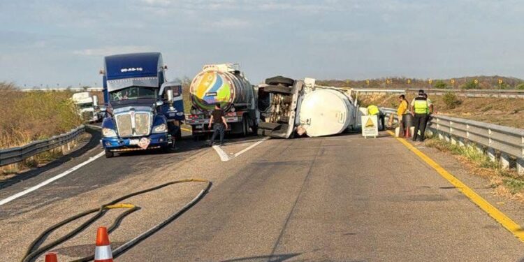 Cierran maxi-pista Mazatlán-Durango tras volcadura de pipa cargada de combustible
