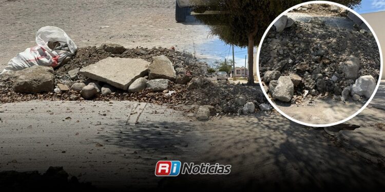 Denuncian abandono de escombro tras reparaciones de Jumapam en Fraccionamiento Misiones