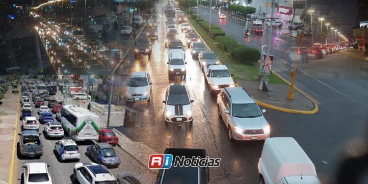 Horas pico complican movilidad en Mazatlán; taxis piden soluciones viales