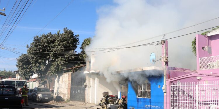 Incendio en vivienda provoca evacuación de mujeres en centro de rehabilitación de la Flores Magón