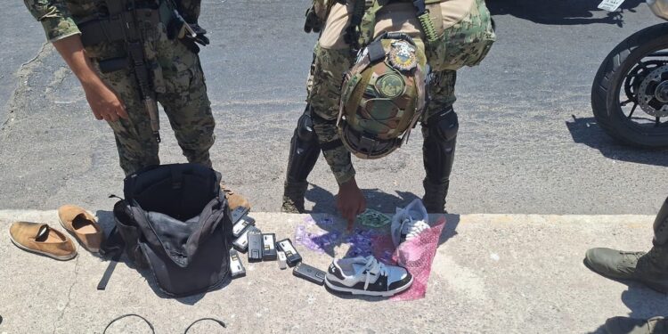 Marinos aseguran presunta droga en Mazatlán