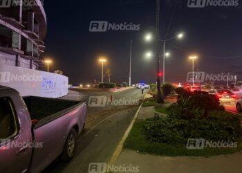 Conductor choca contra camellón central en la Av. Insurgentes, en Mazatlán