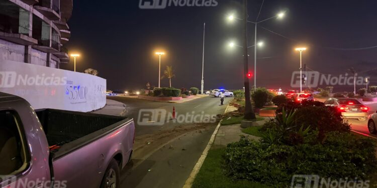 Conductor choca contra camellón central en la Av. Insurgentes, en Mazatlán