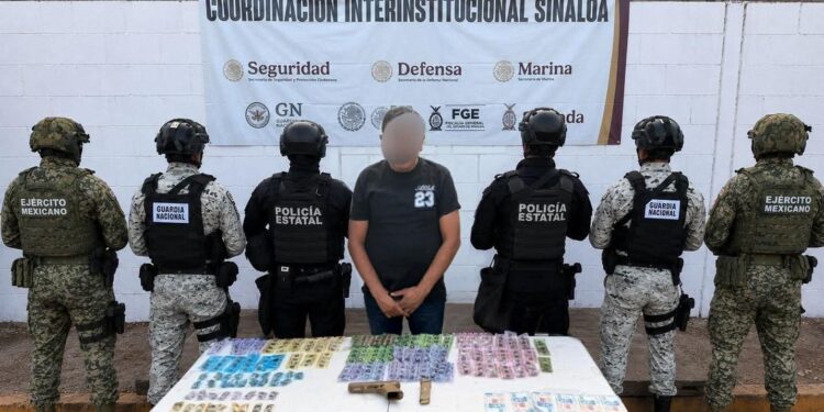 Detienen a sujeto con armas y posesión de drogas en la colonia Pradera Dorada, en Culiacán