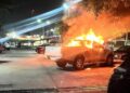 Camioneta se incendia durante la madrugada en el Seguro Social en Mazatlán