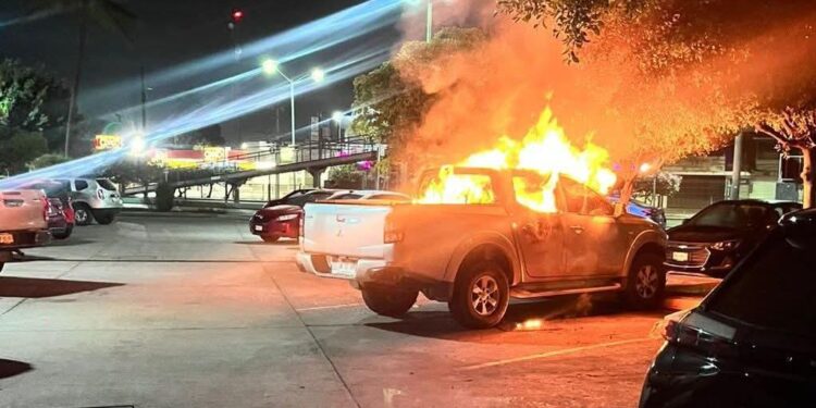 Camioneta se incendia durante la madrugada en el Seguro Social en Mazatlán