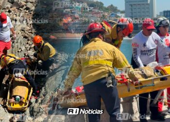 Hombre cae desde lo alto del malecón a la altura del monumento a Pedro Infante en Mazatlán