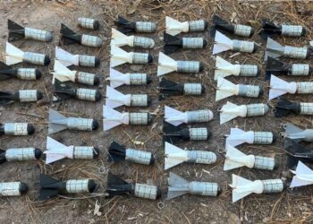 Ejército detiene a dos hombres con más de 100 explosivos artesanales en Badiraguato
