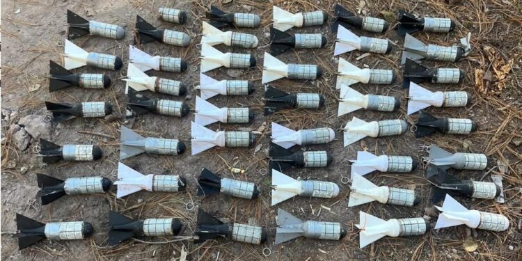 Ejército detiene a dos hombres con más de 100 explosivos artesanales en Badiraguato