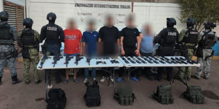 Tras denuncia anónima, capturan a siete civiles con arsenal y fentanilo