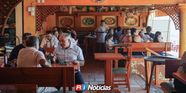 Restaurantes sin aire acondicionado resienten caída de clientes por calor en Mazatlán