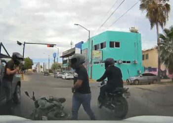 A mano armada, despojan de su moto a joven en calles de Mazatlán; todo quedó grabado en video